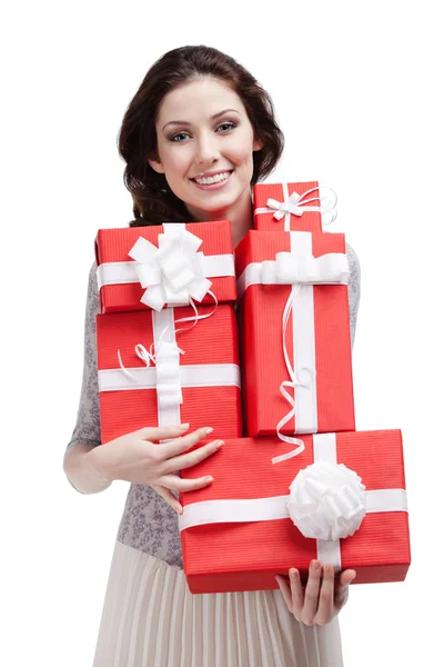 Hübsche Frau überreicht eine Reihe von Geschenkboxen — Stockfoto