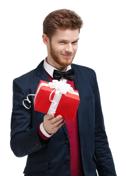 Homem em gravata arco oferece um presente — Fotografia de Stock