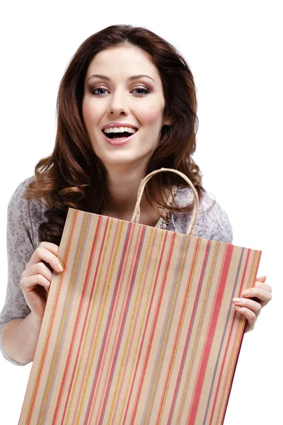 Bella donna mantiene sacchetto regalo di carta — Foto Stock
