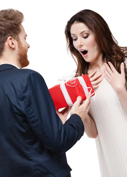 Muž překvapuje svou přítelkyni s dárek — Stock fotografie