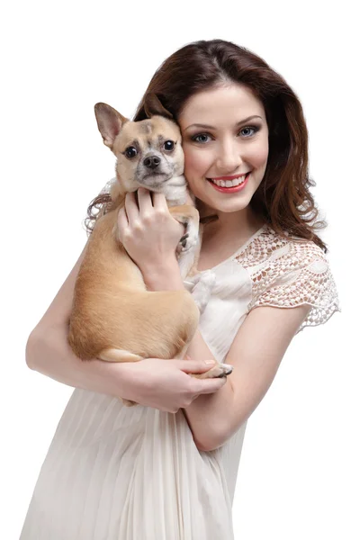 Mujer bonita abraza a un perro de color paja — Foto de Stock