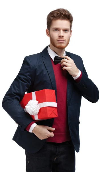 Jonge man draagt een geschenk aan iemand — Stockfoto