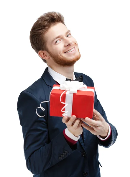 Hombre guapo ofrece un regalo — Foto de Stock