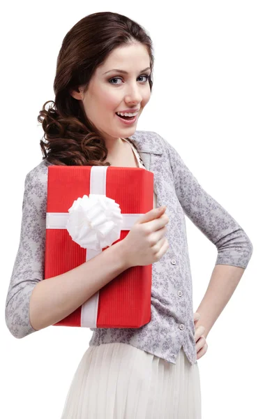 Junge Frau umarmt ein Geschenk — Stockfoto
