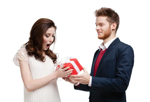 Mann fragt seine Freundin mit Geschenk — Stockfoto