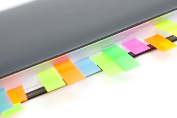Primo piano diario con schede colorate — Foto Stock