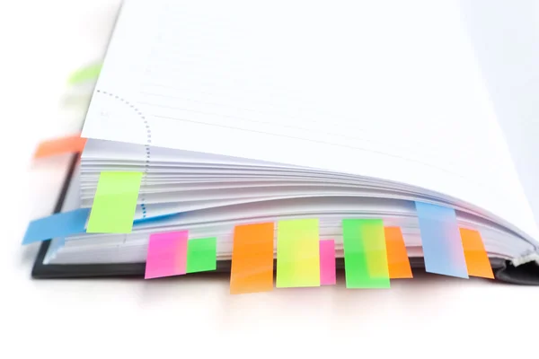 Бізнес щоденник з кольоровими вкладками — стокове фото