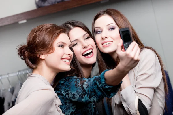 Chicas felices sesión de fotos después de comprar —  Fotos de Stock