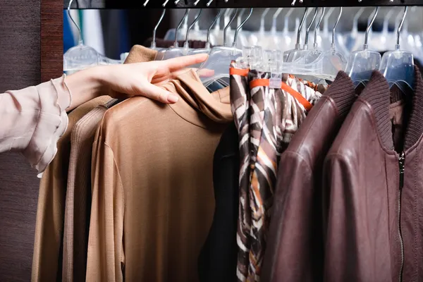 Het kiezen van een stuk van de kleding — Stockfoto