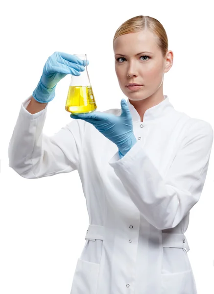Laboratuar asistanı eller erlenmeyer flask — Stok fotoğraf