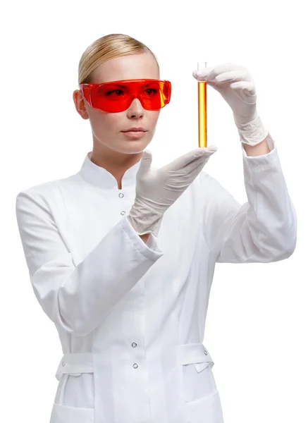Gözlüklü kadın doktor eller flakon — Stok fotoğraf