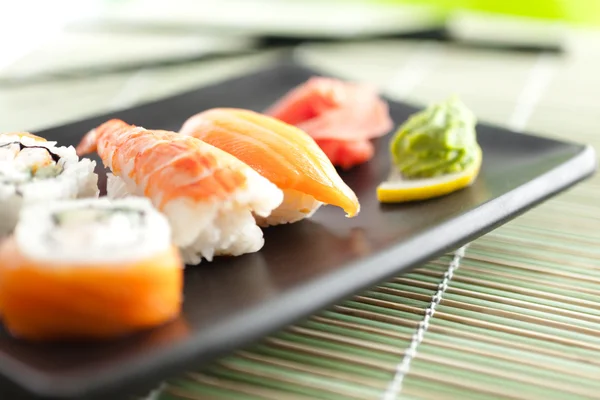 Tallrik med sushi, isolerad på vit — Stockfoto