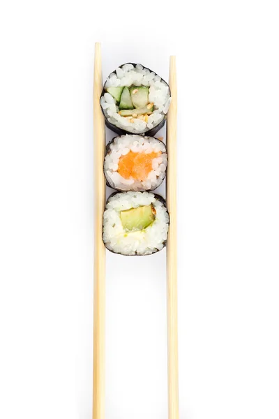 Wiersz sushi rolki z pałeczkami — Zdjęcie stockowe