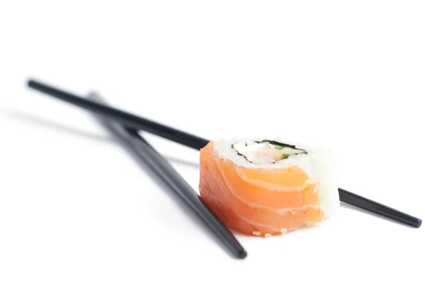 Rollo de sushi con palillos — Foto de Stock