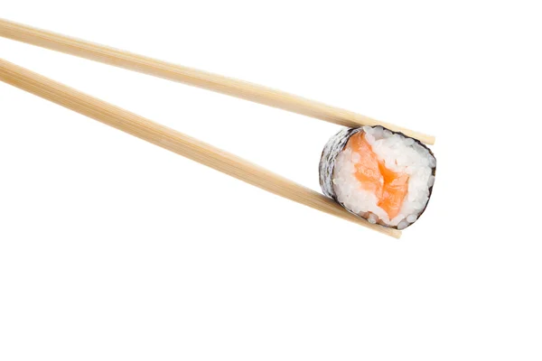 Rouleau de sushi avec baguettes — Photo