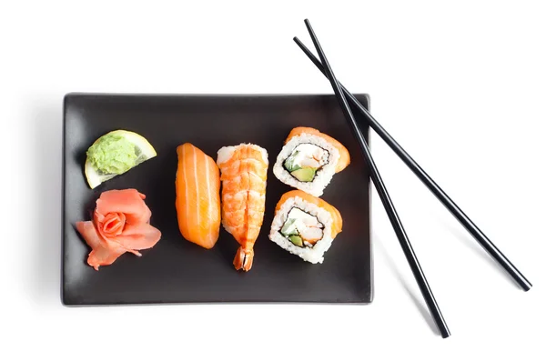 Piastra nera con sushi, isolato — Foto Stock