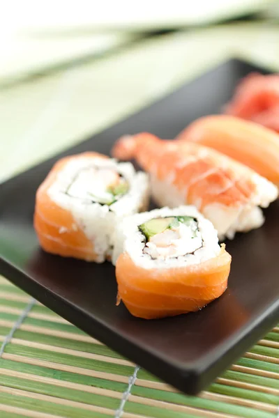 Placa con sushi, aislada sobre fondo blanco — Foto de Stock