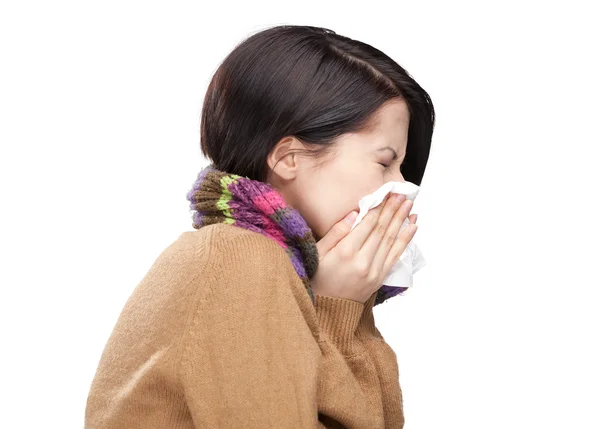 Estornudando joven mujer sosteniendo toallita — Foto de Stock