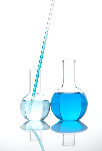 Twee glas kolven met een blauwe vloeistof — Stockfoto