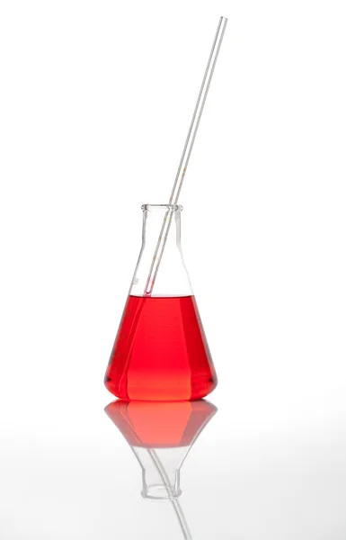 Konik erlenmeyer laboratuvar şişesi kırmızı sıvı ile — Stok fotoğraf