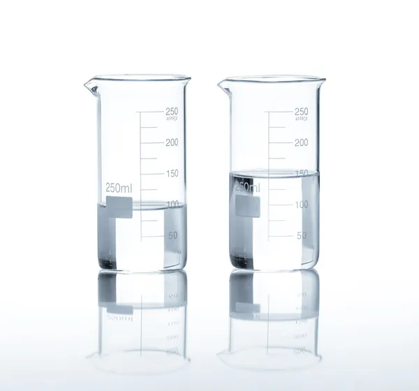 Лабораторные колбы с прозрачной жидкостью — стоковое фото
