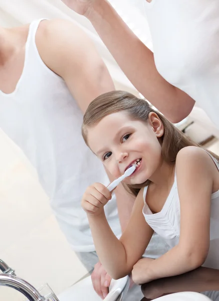 어린 소녀는 그녀의 이빨을 브러쉬 — 스톡 사진