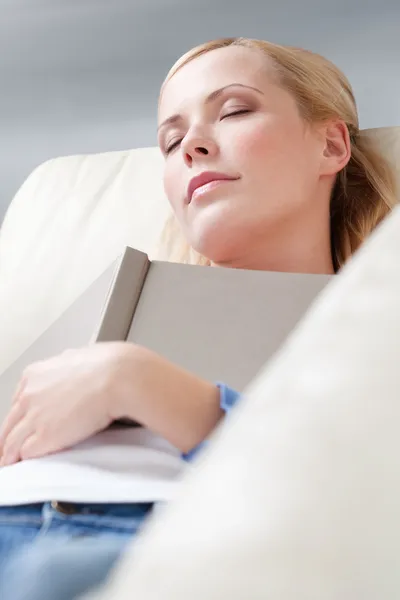 Menina dorme com livro — Fotografia de Stock