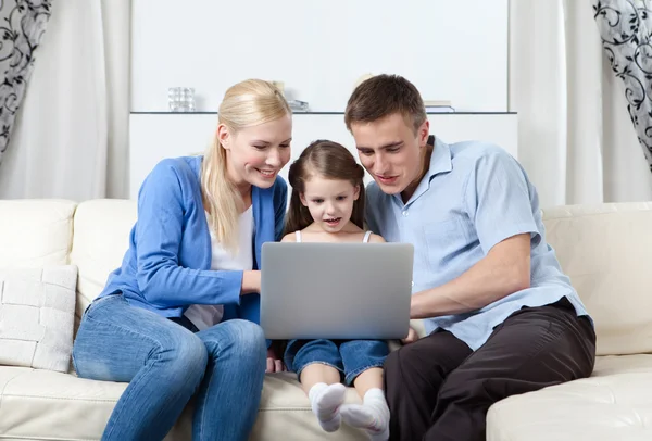 Glückliche Familie surft im Internet — Stockfoto