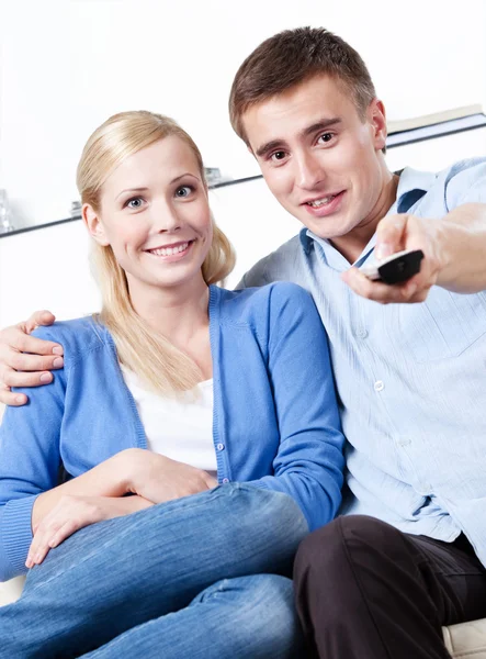Man en vrouw gaat om naar te kijken tv-toestel — Stockfoto