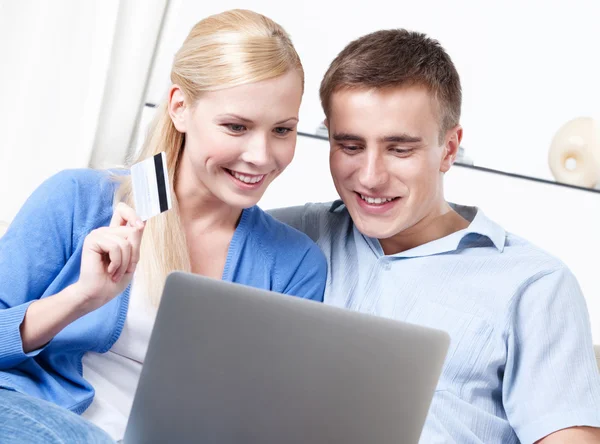 Married couple makes purchases on the internet — Stock Photo, Image