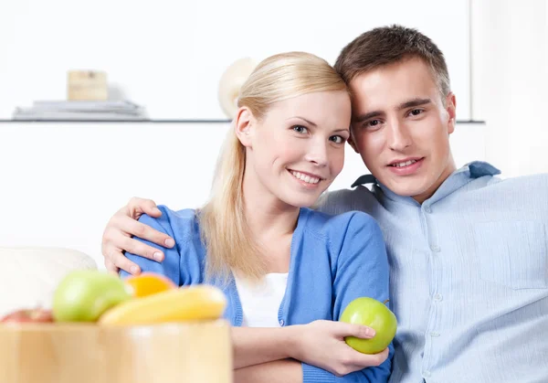 Женщина предлагает яблоко своему мужу — стоковое фото