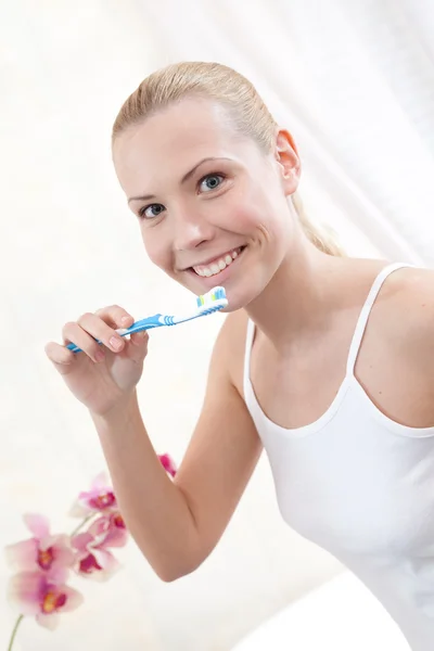 Ung flicka borstar tänderna — Stockfoto