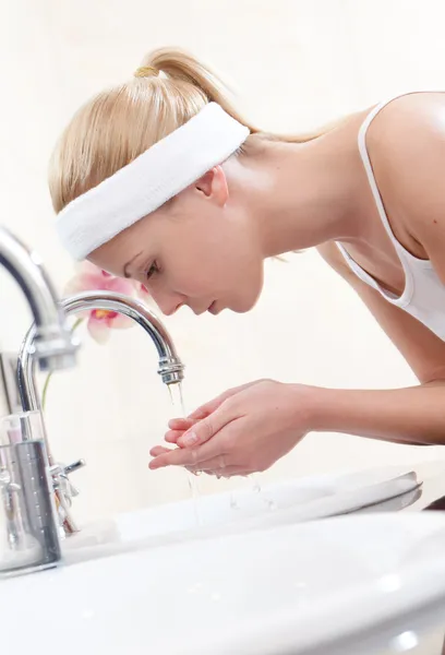 Woman washes her face — Stock Photo, Image