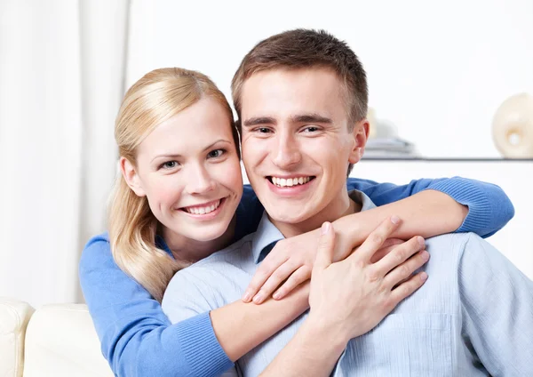 Smiley couple rests on the sofa — Stock Photo, Image