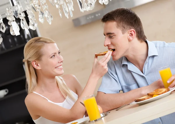 Echtpaar eet in de keuken — Stockfoto