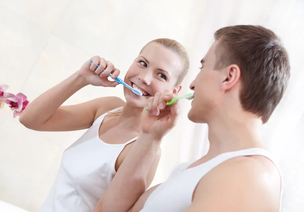 Man och hustru borsta tänder — Stockfoto