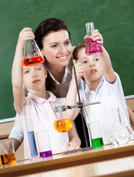 Kleine Schüler studieren Chemie — Stockfoto