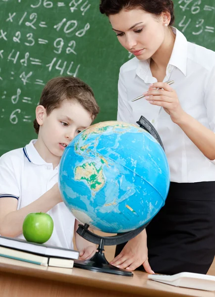 Geography teacher explains something to the pupil — Stock Photo, Image