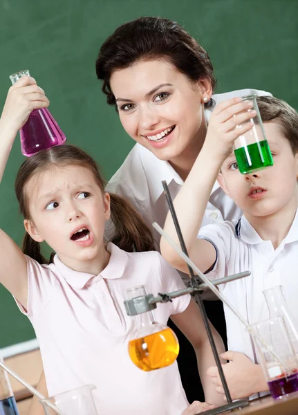 Pequenos alunos se perguntam sobre o resultado da experiência química — Fotografia de Stock
