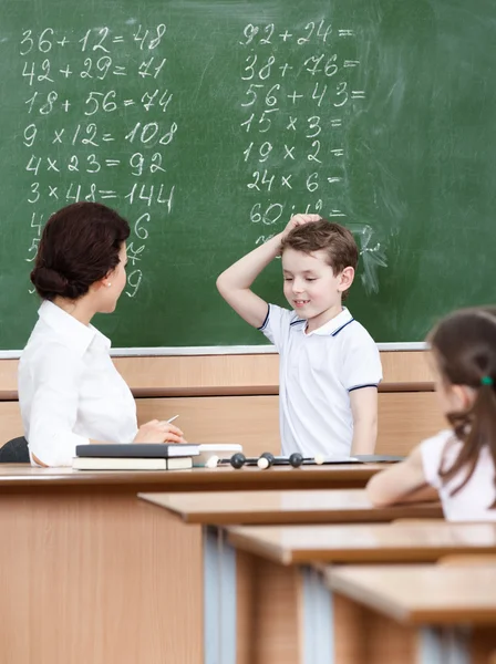 Teacher questions the pupil who doesn't know the answer — Stock Photo, Image
