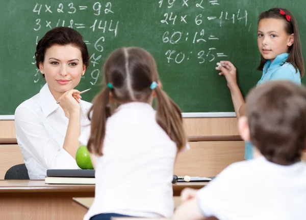 Teacher questions pupils at mathematics — Stock Photo, Image