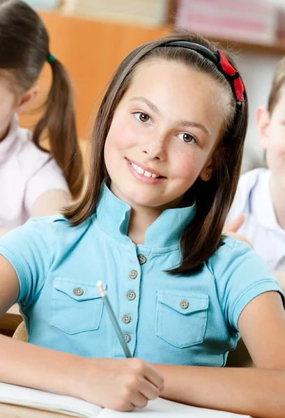 Smiley mooie schoolmeisje — Stockfoto