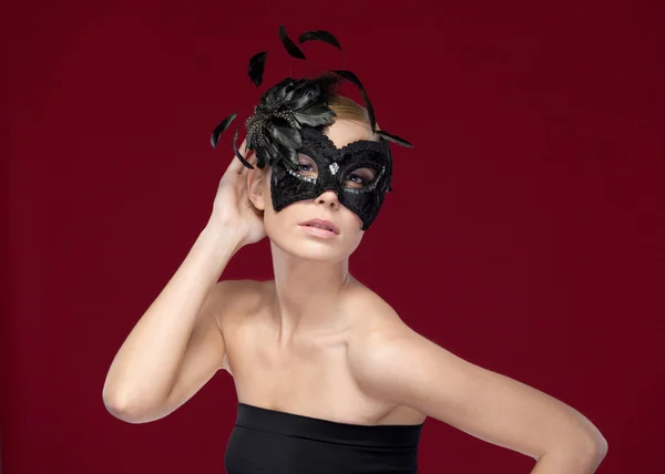 Krásná žena s černou krycí maska s peřím — Stock fotografie