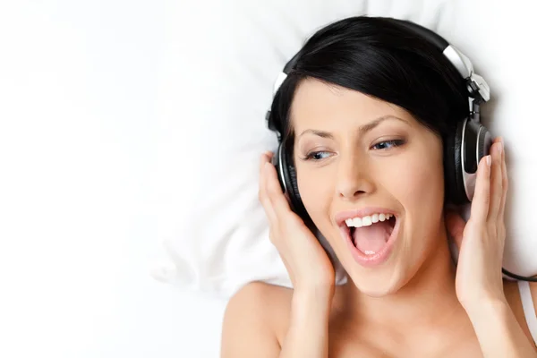 Sexy vrouw in Brasserie luistert naar muziek — Stockfoto
