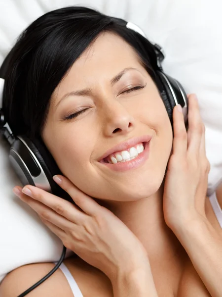 Vrouw in Brasserie luistert naar muziek — Stockfoto
