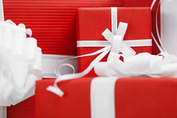 Подарунки з червоною упаковкою та білими бантами — стокове фото