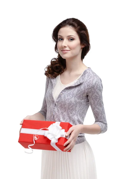 Jonge vrouw houdt een geschenk — Stockfoto