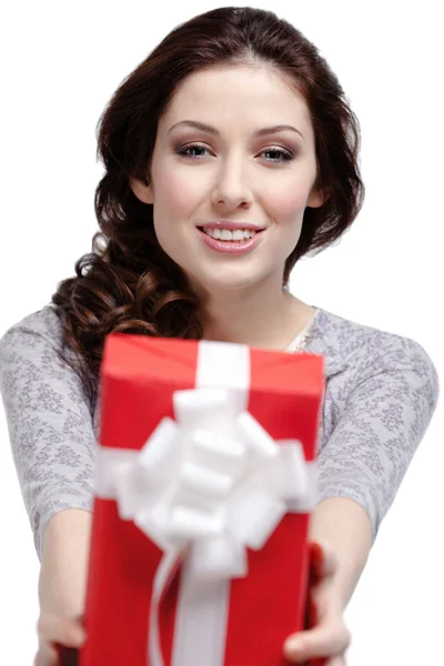 Mladá žena dává dárek — Stock fotografie