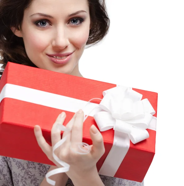 Junge Frau hält ein Geschenk in der Hand — Stockfoto