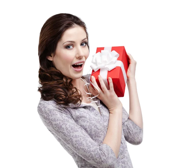 Радостная женщина вручает подарок — стоковое фото